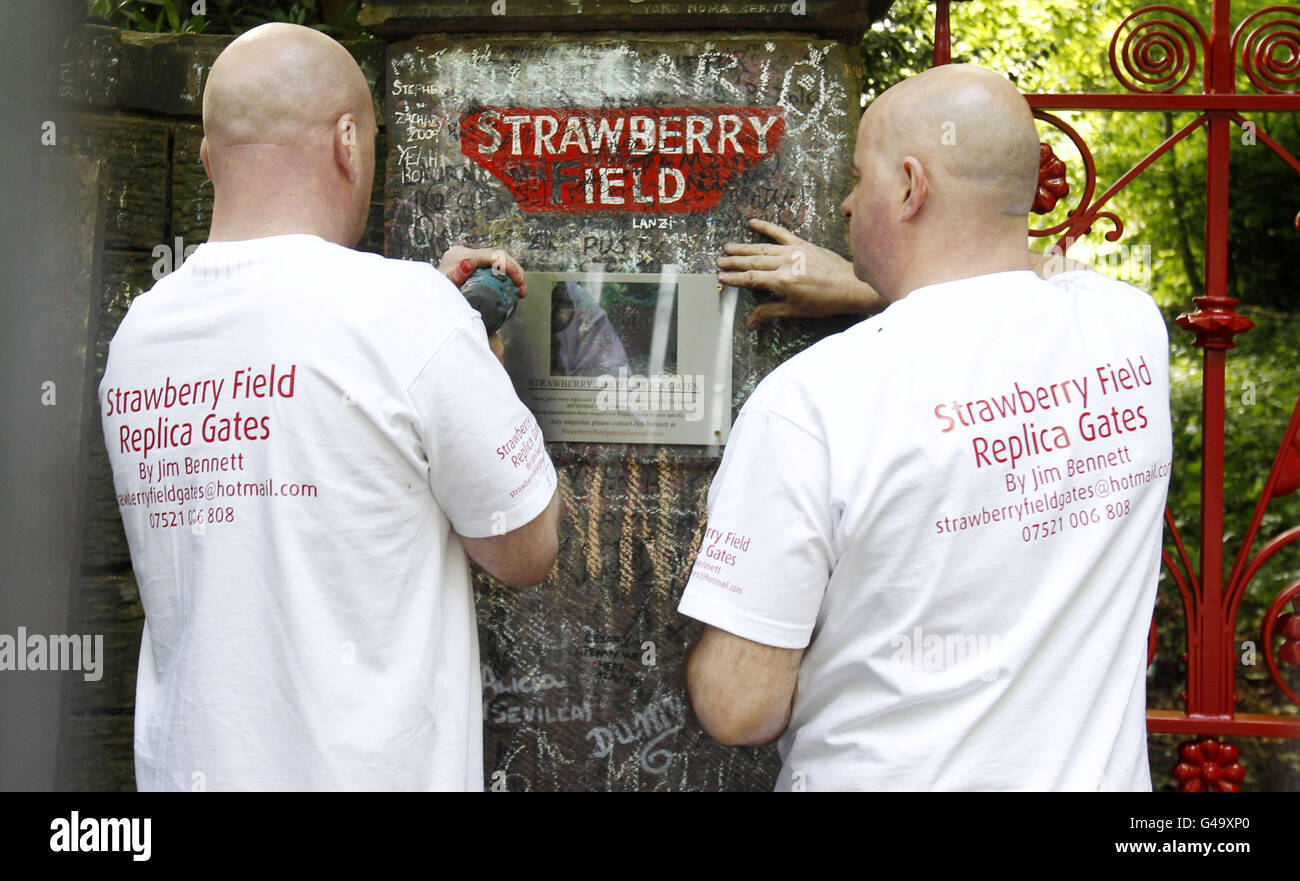 Nuevas puertas de réplica hechas a mano se colocan en el campo de fresa de Liverpool, ya que los originales de 100 años han sido retirados para evitar cualquier "daño adicional" que se les haya causado. Foto de stock