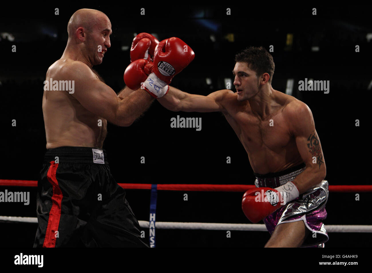 Nathan hábilmente (derecha) y Aleksy Kuziemski en acción durante el título de peso ligero de la WBO en el O2, Londres. Foto de stock