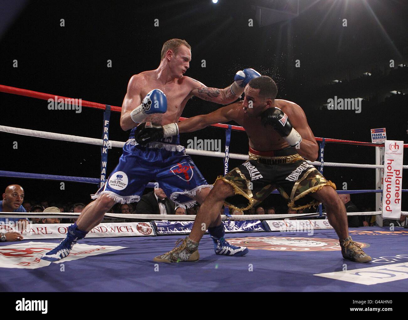 George Groves (izquierda) en acción contra James DeGale (derecha) durante El Campeonato Británico y Commonwealth Super-Middlewocho Foto de stock