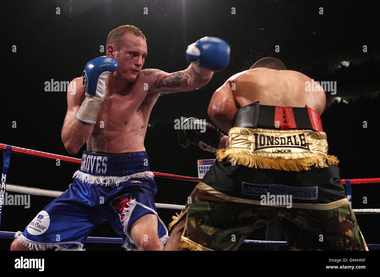 George Groves (izquierda) y James DeGale (derecha) en acción durante Durante el Campeonato Británico y Commonwealth Super-Middlewocho Foto de stock