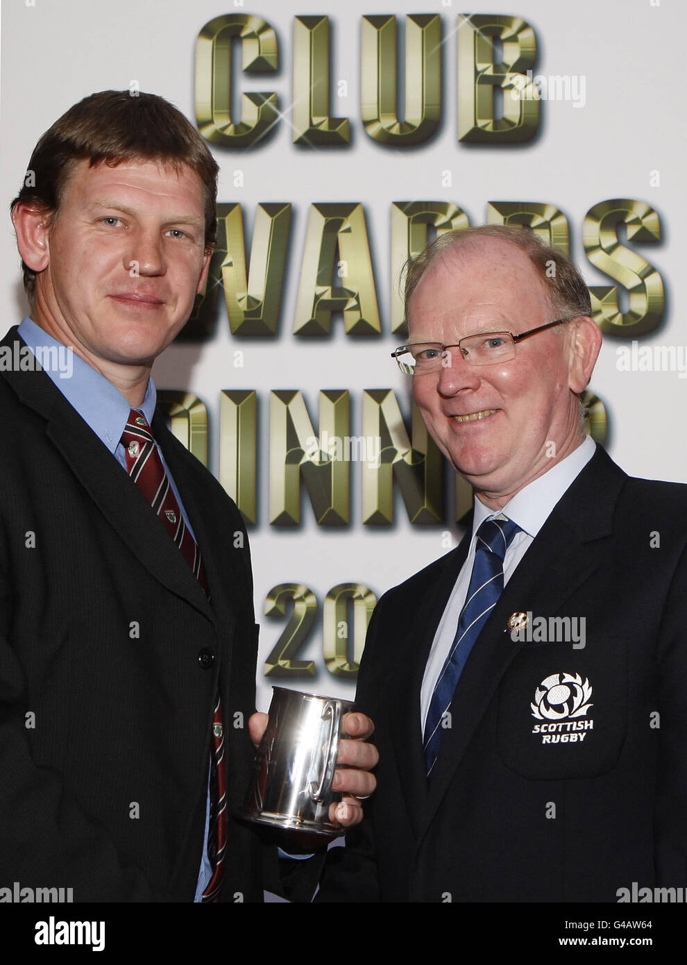 Jim Stevenson (a la derecha) presenta un premio de entrenador de la temporada Bernie Hennessey que está recogiendo el premio en nombre de Dave Cockburn durante la cena de premios Scottish Rugby Union Club en Murrayfield, Edimburgo. Foto de stock