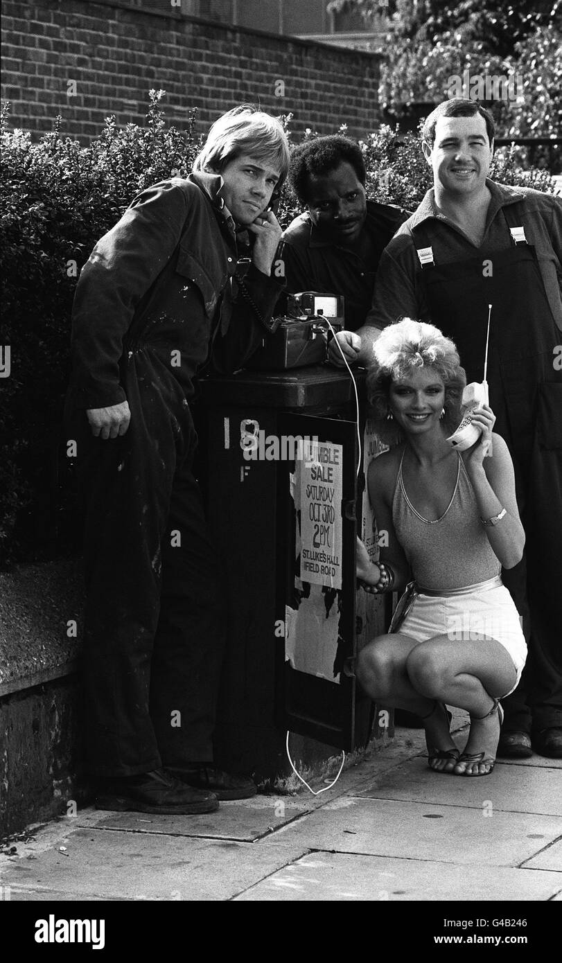 PA News Foto 1/10/81 SUZY LARBY EN UN PHOTOCALL PARA LANZAR CORDLESS TELEPHONE DISEÑOS PARA UNA TIENDA EN Fulham, Londres. Con ella son un grupo de ingenieros de Telefónica Foto de stock