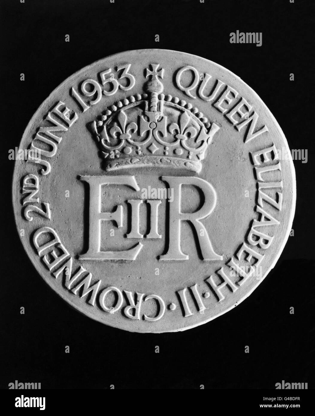 El reverso de la Medalla de Coronación, el recuerdo personal de la Reina a la gente en los Servicios de la Corona y otros en la Mancomunidad y el Imperio. Foto de stock