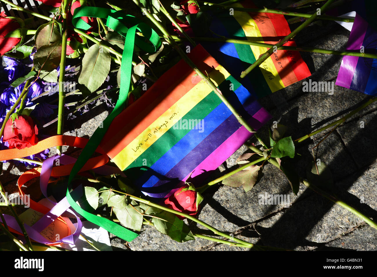 Memorial de la Zona Cero en el Bajo Manhattan en honor de los muertos en un tiroteo en un club nocturno gay en Orlando. Foto de stock