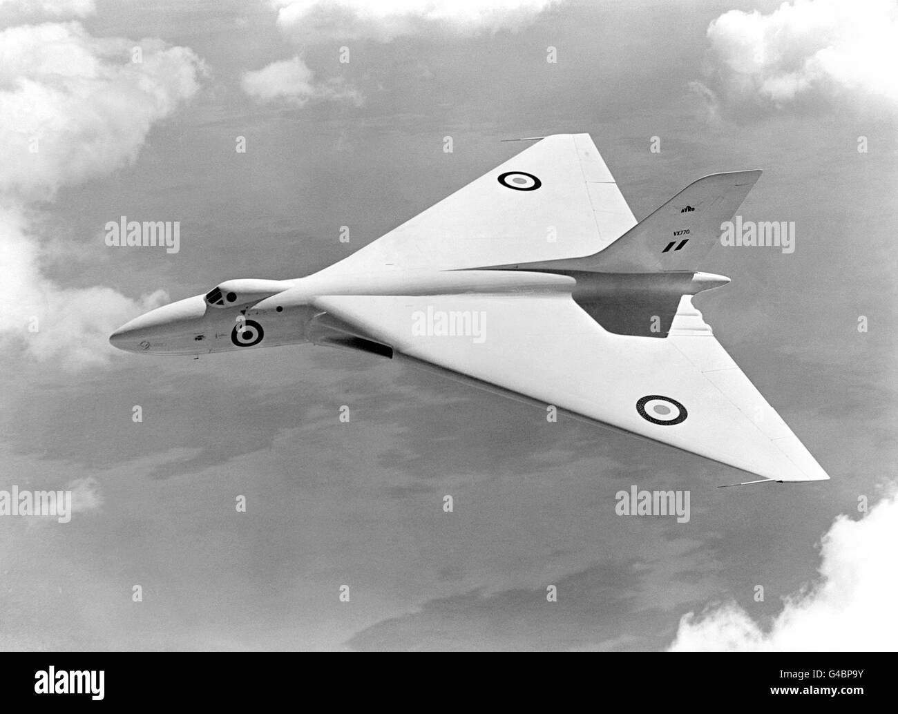 Avro Vulcan VX770, el primer prototipo del nuevo bombardero estratégico de Avro, en un vuelo cerca de Londres. Está en un vuelo de práctica para que el vuelo pase tenga lugar el 15 de julio, cuando la Reina revisa la Fuerza Aérea Real en Odiham, Hampshire. Foto de stock