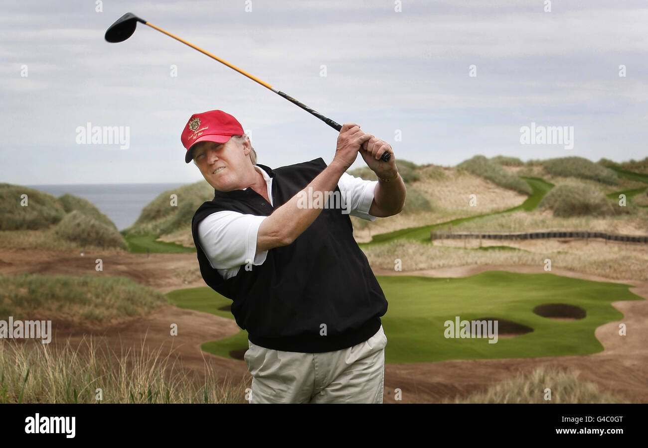 Donald Trump ve la evolución de su complejo de golf de lujo durante una visita a la finca Menie en Aberdeenshire. Foto de stock