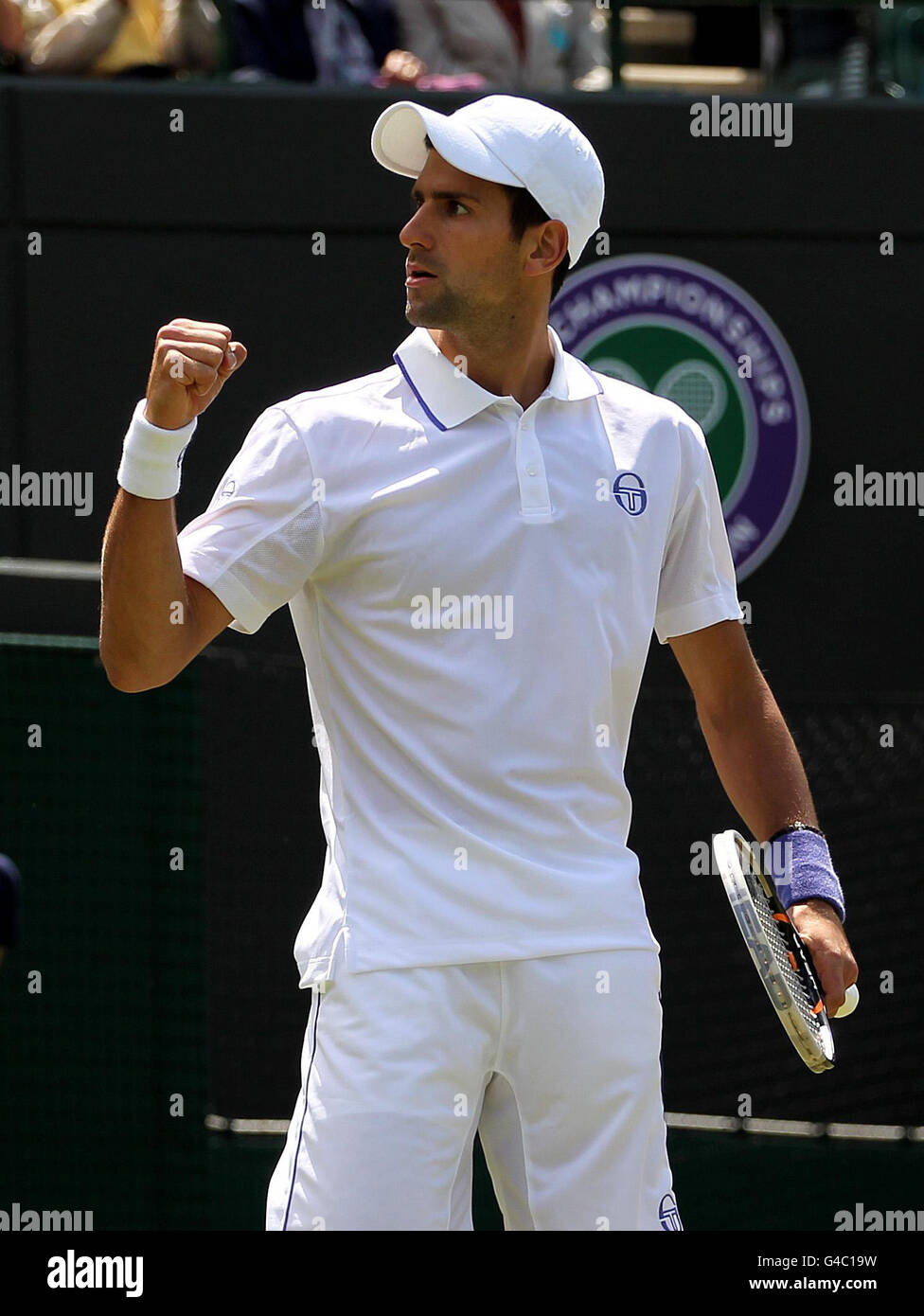 Novak Djokovic de Serbia celebra contra Kevin Anderson de Sudáfrica durante el cuarto día del Campeonato de Wimbledon 2011. Foto de stock