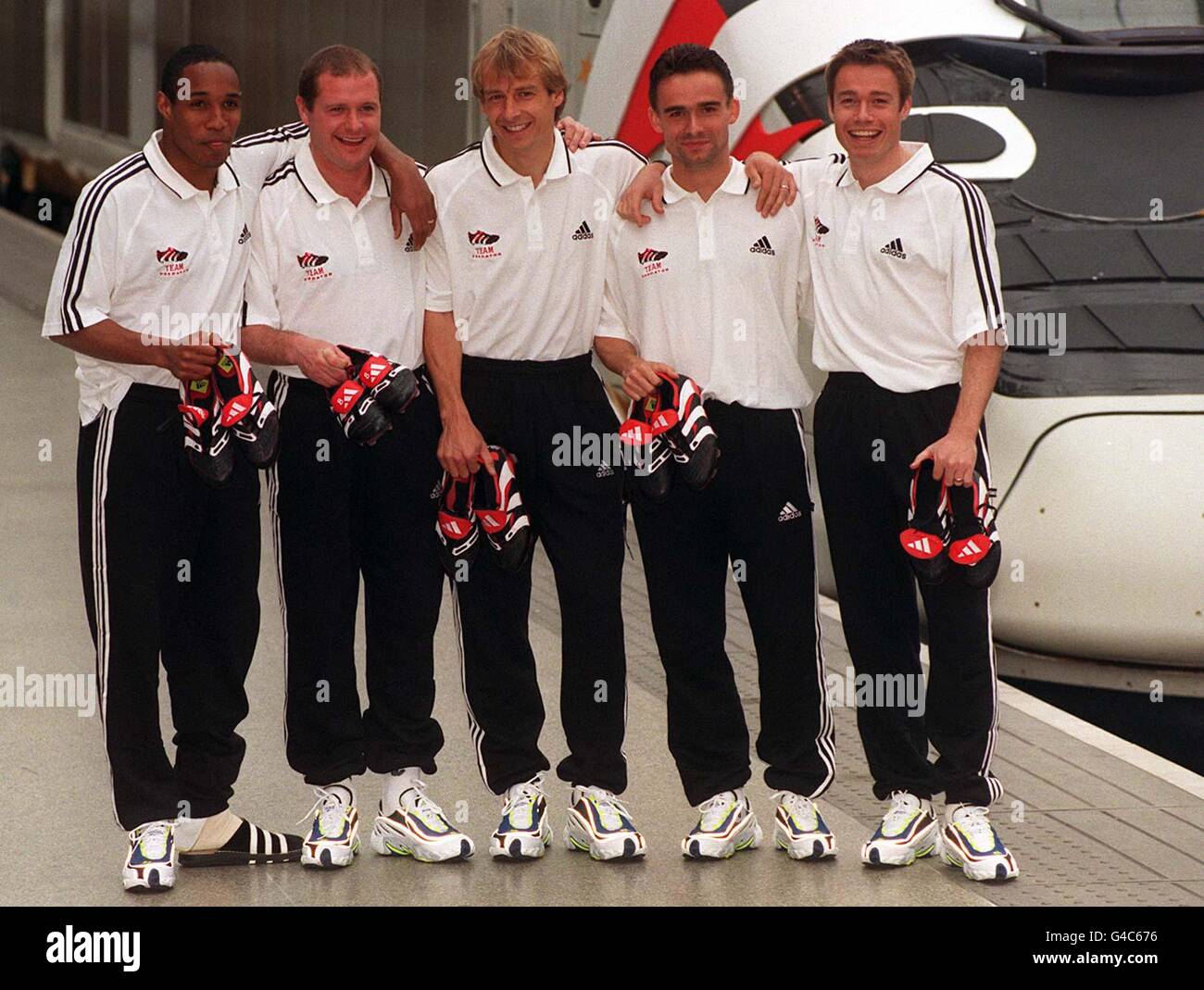 Estrellas del Euro; jugadores líderes de la Copa Mundial (l a r) Paul Ince,  Paul Gascoigne, Jurgen Klinsmann, Marc Overmars y Graeme le Saux lanzan el  Adidas Predator Accelerator, descrito como "el