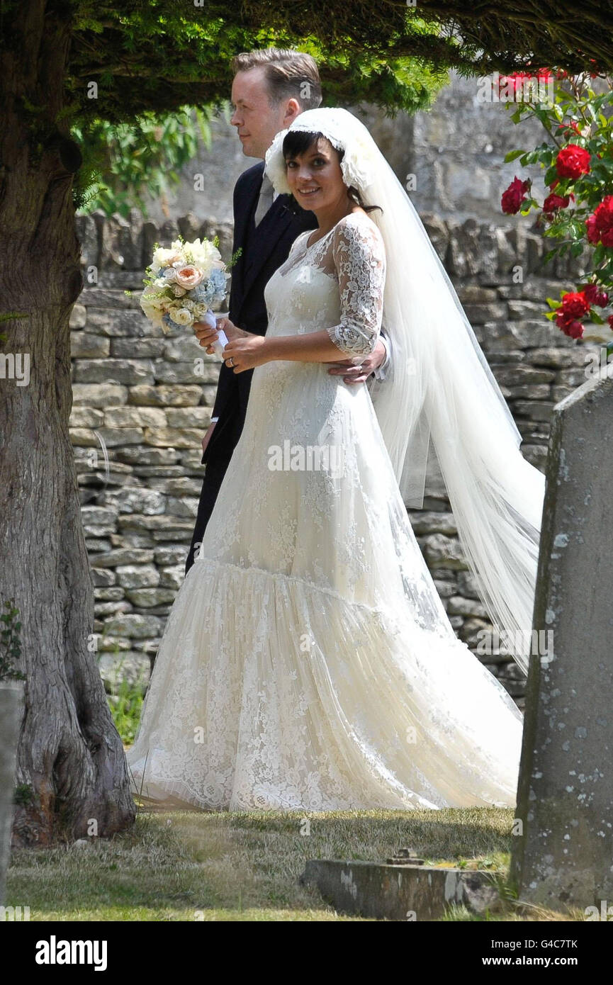 Lily Allen y su nuevo esposo Sam Cooper dejan a San James la Gran Iglesia en Cranham después de su boda. Foto de stock
