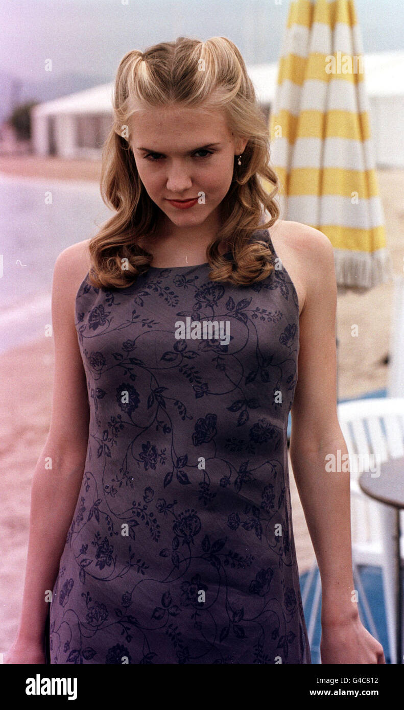 Dominique Swain, estrella de la película Lolita, en una foto-obra en la  playa de Cannes, en Francia, durante el Festival de Cannes 51st Fotografía  de stock - Alamy