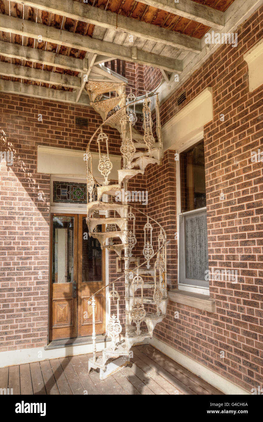 Escalera de caracol de hierro fundido en Langford Homestead, Walcha NSW, Australia Foto de stock