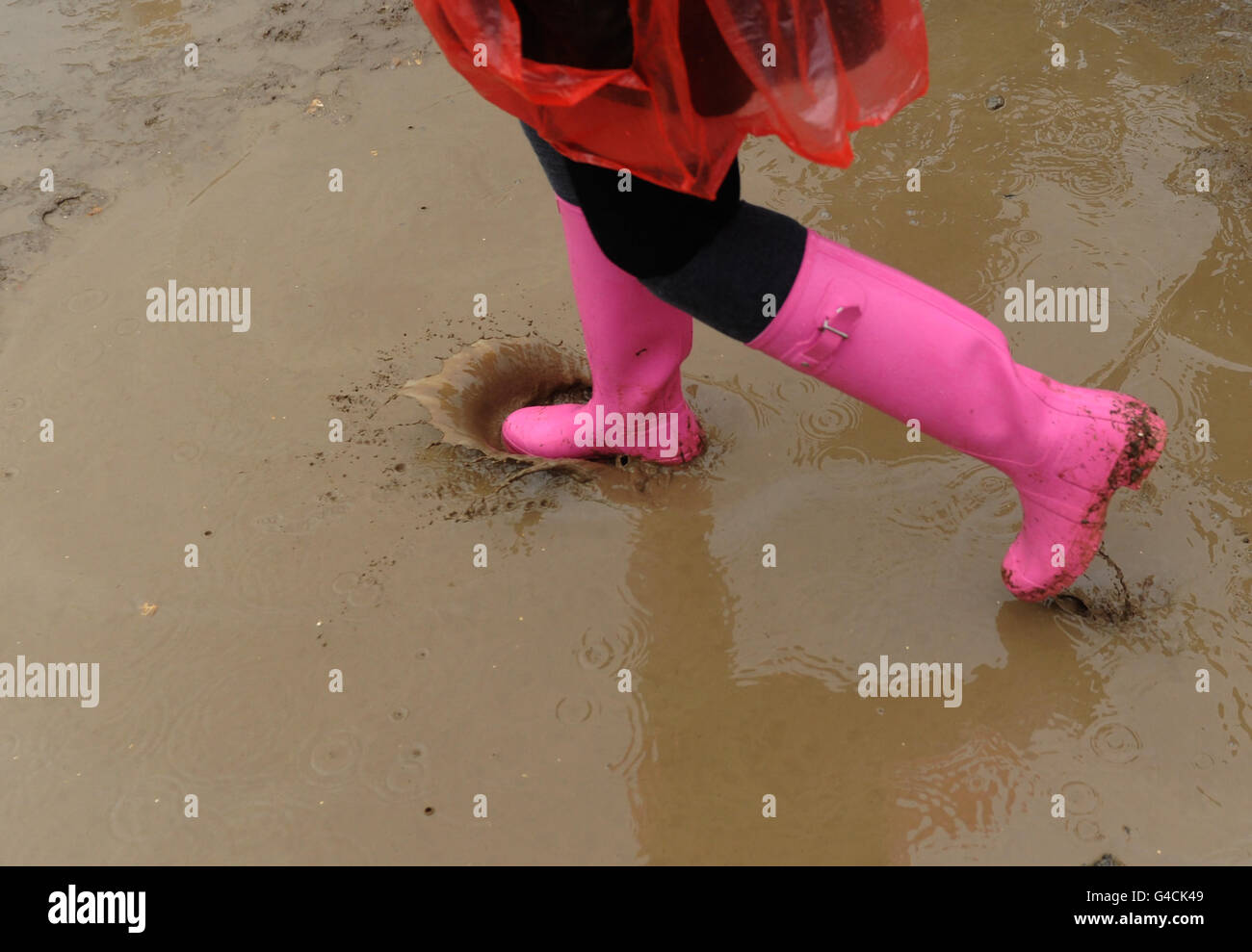 Un goer del festival braga el clima húmedo durante el último día del  Festival de la Isla de Wight Fotografía de stock - Alamy