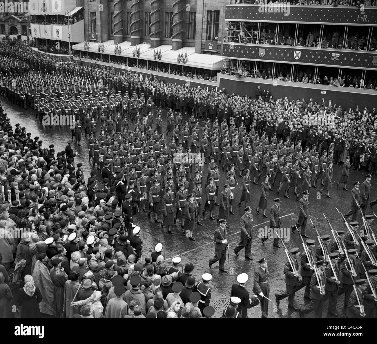 El contingente de la WRAF en la procesión de la Coronación al llegar a Trafalgar Square durante el regreso de la Abadía de Westminster al Palacio de Buckingham. Foto de stock