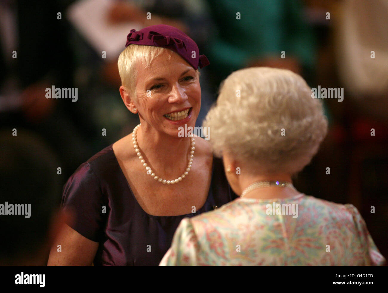 Annie lennox hizo obe reina elizabeth ii buckingham palace fotografías