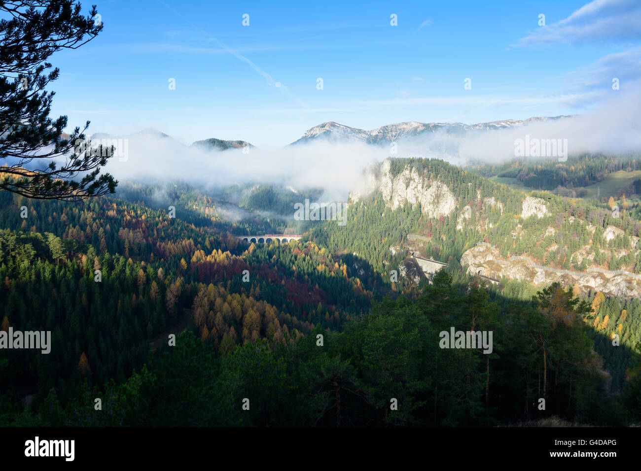 Vista desde 20 Shilling vistas del Ferrocarril Semmering con el viaducto Kalte-Rinne , el Polleroswand , Rax, Austria, Niederöster Foto de stock