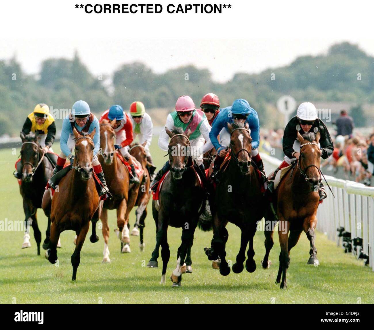 ***** Se ha corregido el título***** Uno tan maravilloso con Pat Eddery arriba (derecha) lo combate con Frankie Dettori , en el Hijo fiel (segunda derecha), para ganar las Juddmonte International Stakes en York hoy (martes). Foto de Charles Knight. Foto de RACING York. Foto de stock