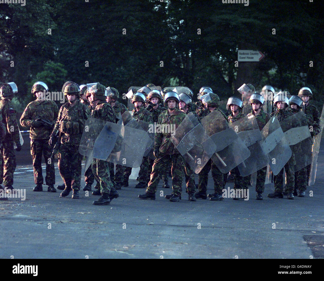 Los soldados en equipo antidisturbios se reúnen como la tensión se monta en Drumcree esta noche (jueves). Foto de John Giles/PA Foto de stock