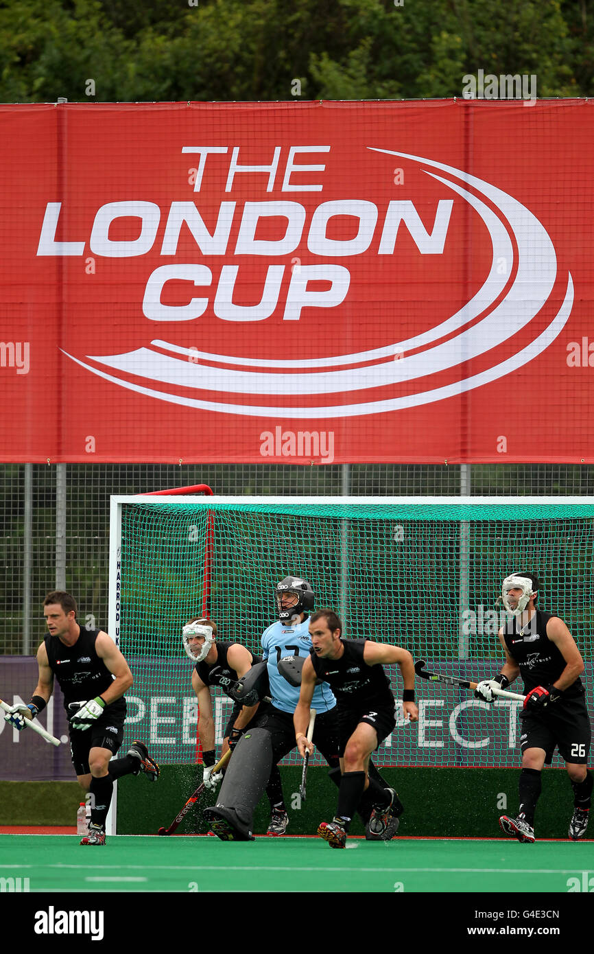 Los jugadores neozelandeses se apresuran a defender un rincón de Corea durante su partido en la Copa de Londres 2011, celebrada en el estadio deportivo Memorial de la Universidad de Westminster Quintin Hogg en Londres Foto de stock