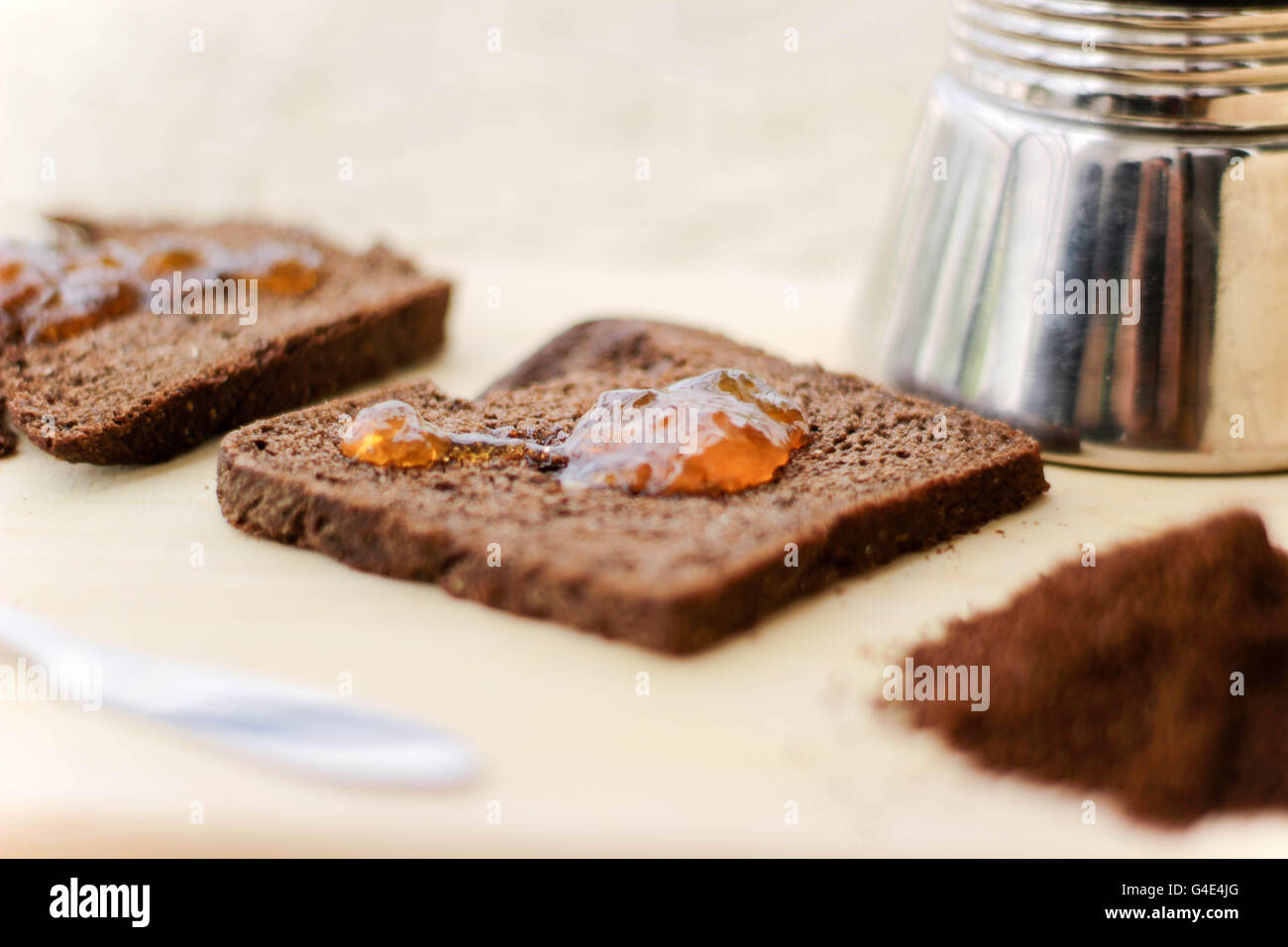 Fotografía de unas tostadas con mermelada y otros ingredientes Foto de stock