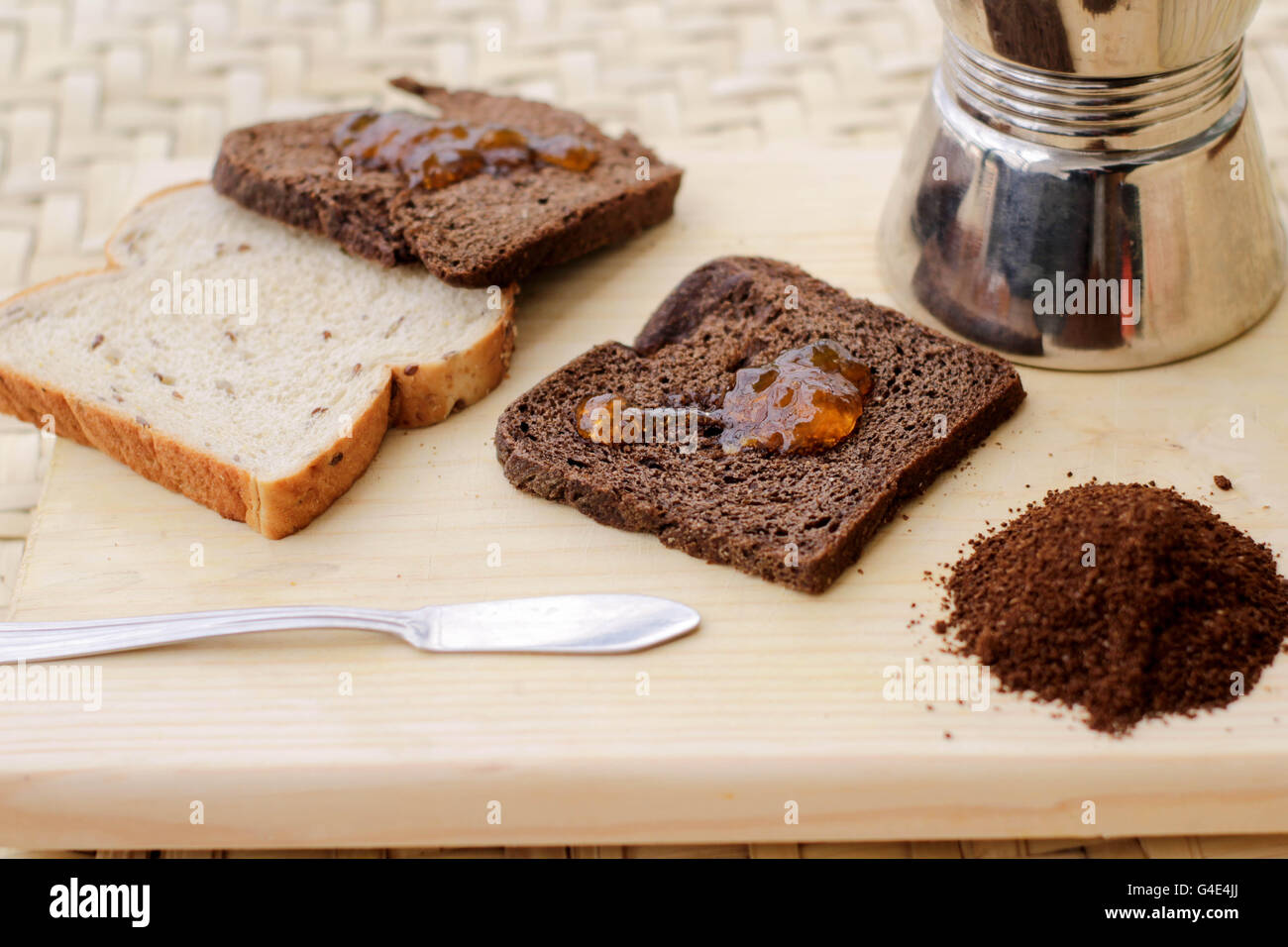 Fotografía de unas tostadas con mermelada y otros ingredientes Foto de stock