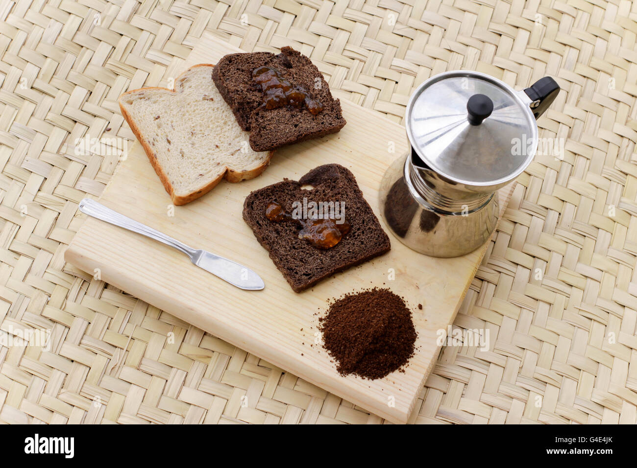 Fotografía de unas tostadas con mermelada y otros ingredientes Foto de stock