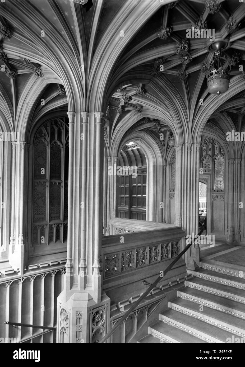 Edificios y Monumentos - Casas del Parlamento - Londres. Una escalera en la Cámara de los Lores, en las Cámaras del Parlamento Foto de stock