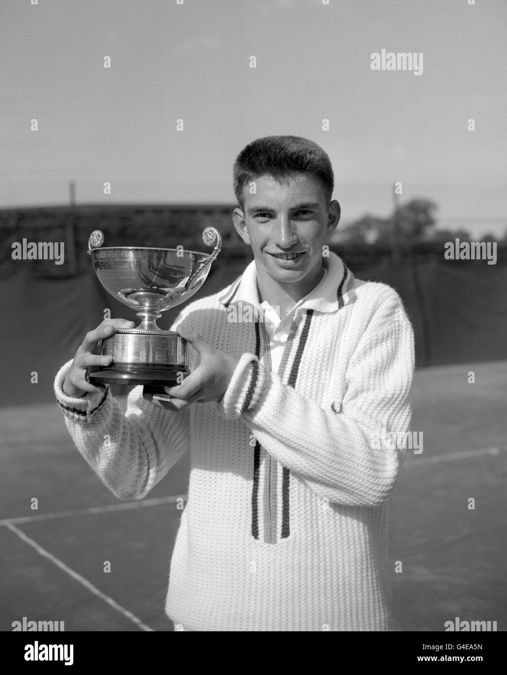 Stanley Matthews de Lancashire, hijo de Blackpool y Stanley Matthews de Inglaterra, fotografiado con el trofeo después de ganar el Boy's Singles del Campeonato Junior de Gran Bretaña en Wimbledon por segundo año consecutivo. Foto de stock