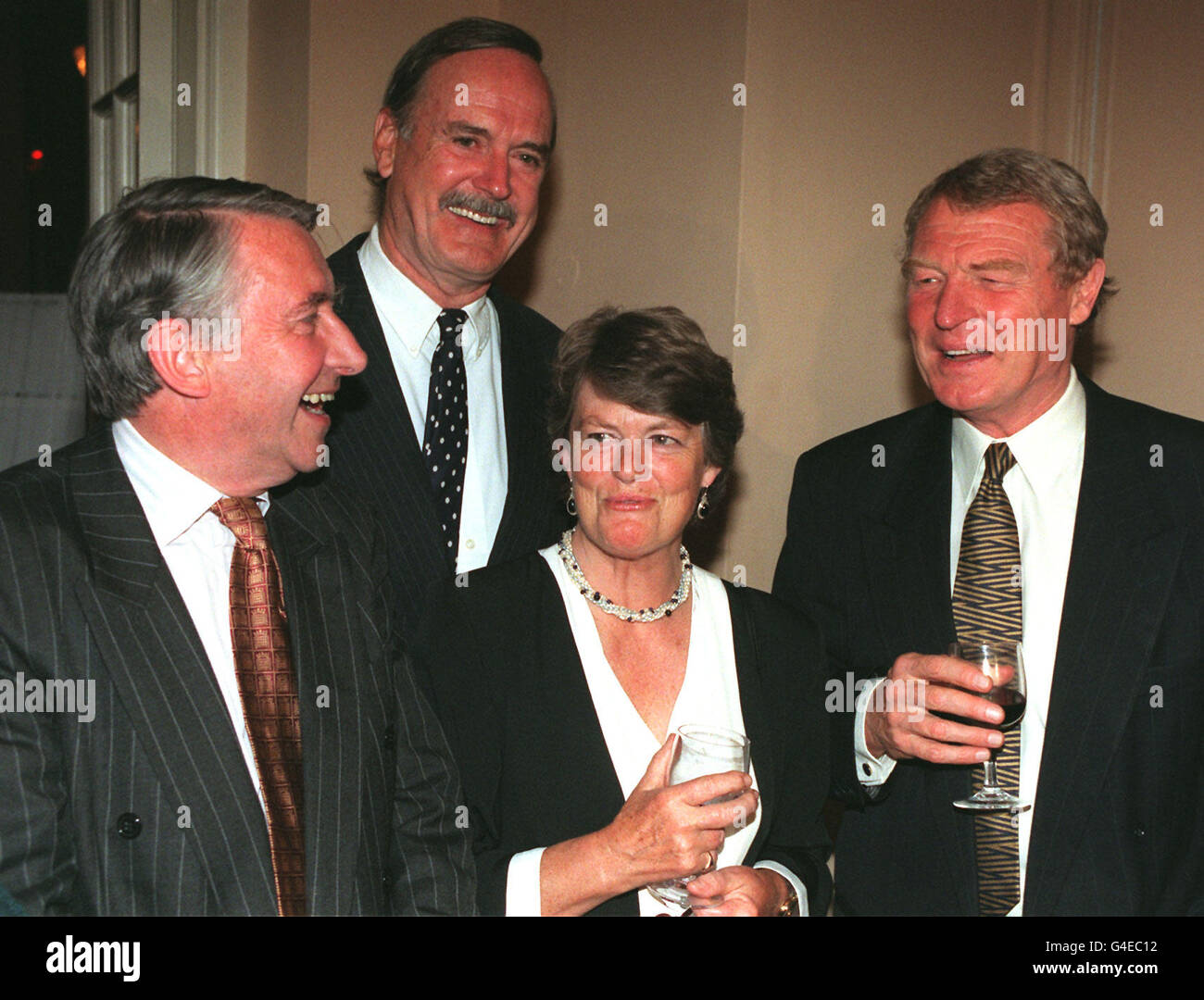 Paddy Ashdown, líder de los Demócratas Liberales (derecha), acompañado por su esposa Anne, fue la anfitriona de la recepción del Partido por el 10th aniversario en el hotel Waldorf de londres esta noche entre los distinguidos invitados fueron Lord Steel (izquierda) y el actor John Cleese. Foto de Neil Munns/PA. Foto de stock