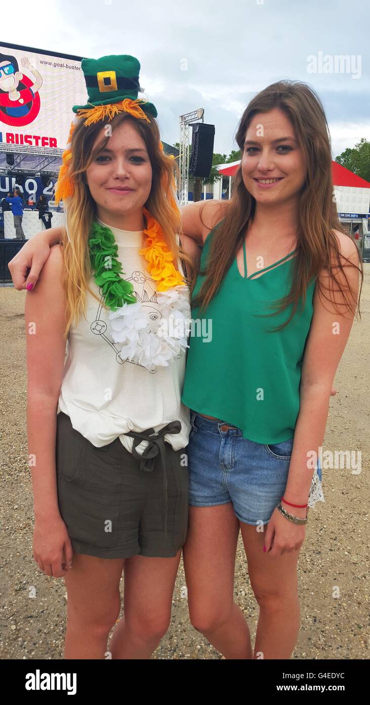 Hermanas gemelas Emma (izquierda) y Kathryn McLoughlin en Bordeaux,  Francia, como las Hermanas Irlandesas bromeó sobre ser superado entre los  muchachos en verde en la Eurocopa 2016 donde una ventaja es no