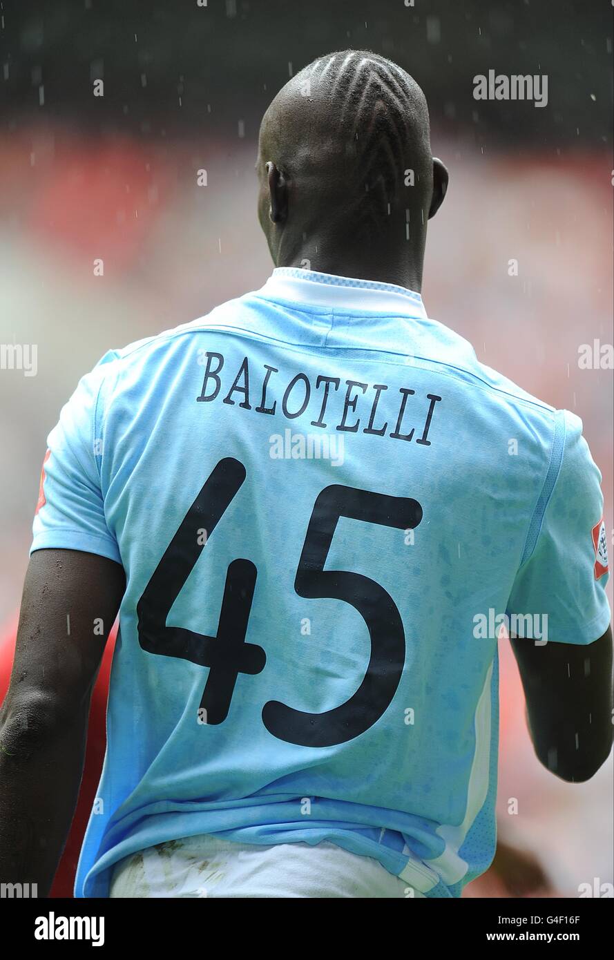 Fútbol - escudo comunitario de la FA - Manchester City contra Manchester  United - Estadio Wembley. Vista general de la parte trasera del pelo y la  camisa Mario Balotelli de Manchester City