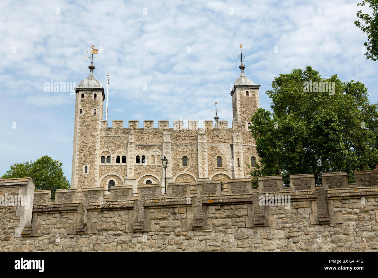Landmark London icónica de la Torre de Londres. Edificio de la torre principal con dos paredes exteriores en primer plano. Foto de stock