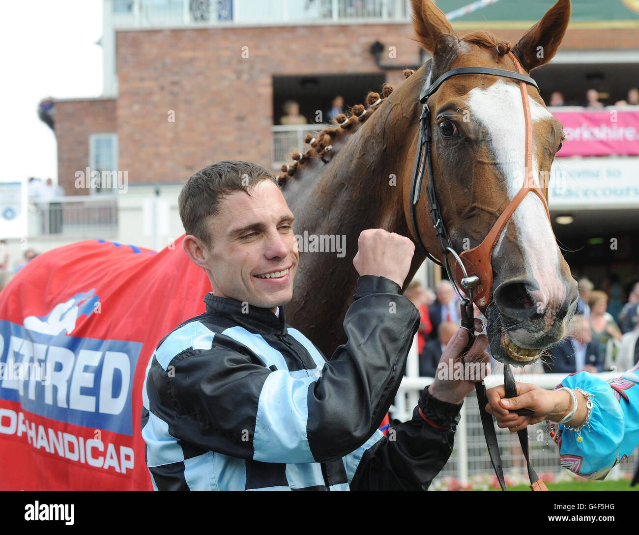 Moyenne Corniche y Dale Swift celebran después de ganar el Betfred Ebor durante el Ebor Festival 2011 en el hipódromo de York. Foto de stock