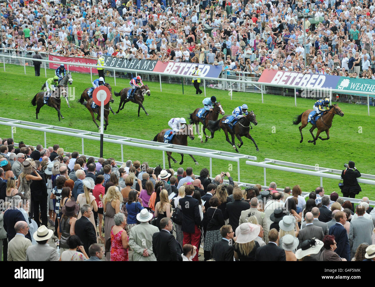 Mi propulsor montado por Frankie Dettori (sedas blancas de fondo) gana las tomas de rosas de Julia Graves durante el Festival Ebor 2011 en el hipódromo de York. Foto de stock