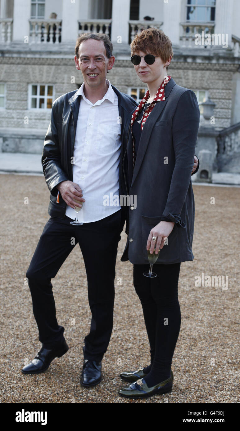 Steve Lamacq y La Roux en la American Express Symphony at the Park, celebrada en los terrenos de Chiswick House, Londres, en celebración del 80th cumpleaños de Abbey Road Studios. Foto de stock