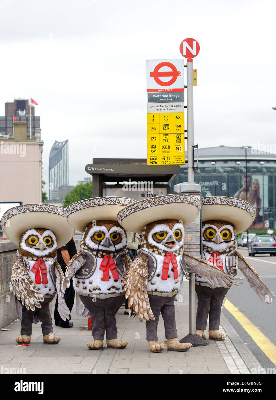 Cuatro Mariachi Owls de la película de animación Rango toman las calles de  Londres para celebrar el lanzamiento de la película Fotografía de stock -  Alamy