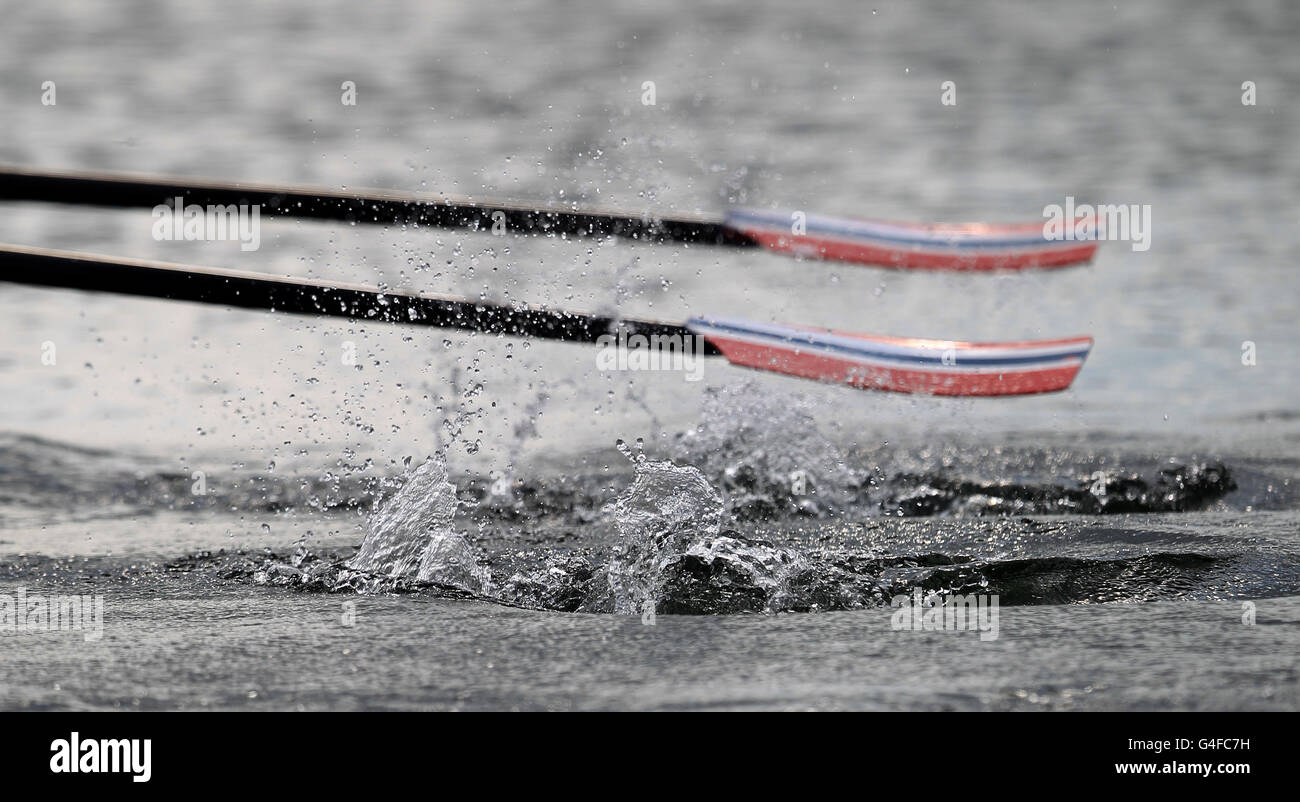 Remo - Campeonato Mundial Junior de Remolque y Evento de Prueba Olímpica - Día Dos - Lago Eton Dorney. Los remos de remo se deslizan a través del agua Foto de stock