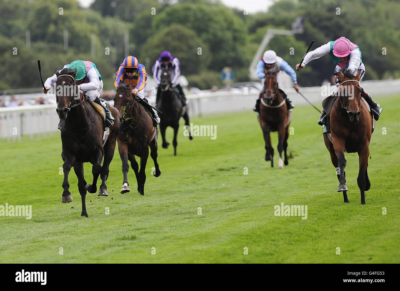 Dos veces más y el jockey Ian Mongan (izquierda) venció a su compañero de trabajo a mediodía y el jockey Tom Queally (derecha) para ganar las Juddmonte International Stakes durante el Ebor Festival 2011 en el hipódromo de York. Foto de stock