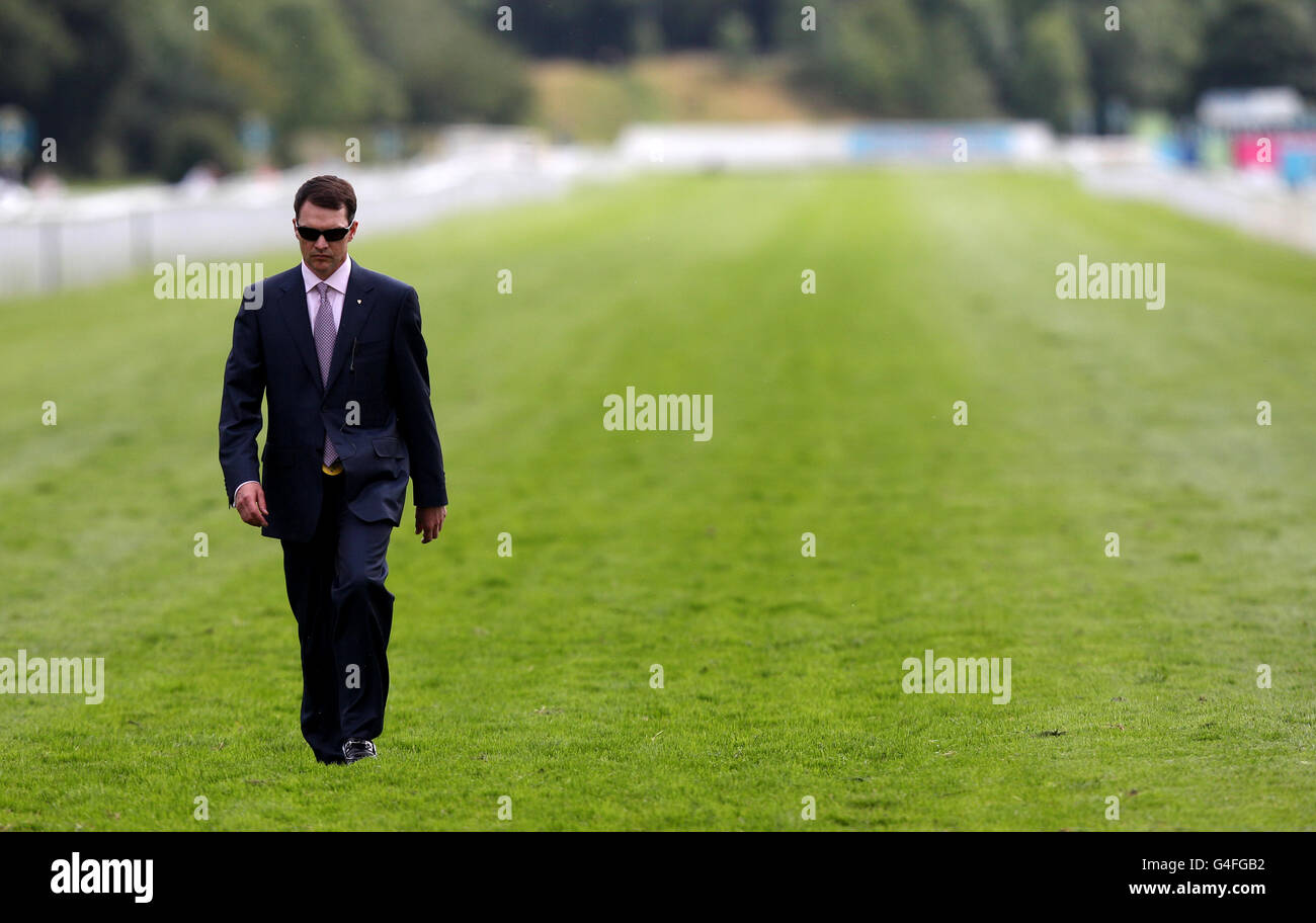 Carreras de caballos - Ebor Festival 2011 - Juddmonte International - Hipódromo de York. El entrenador Aidan O'Brien camina hacia atrás por el curso antes del comienzo de las tomas internacionales de Juddmonte (Serie de Campeones Británicos) Foto de stock