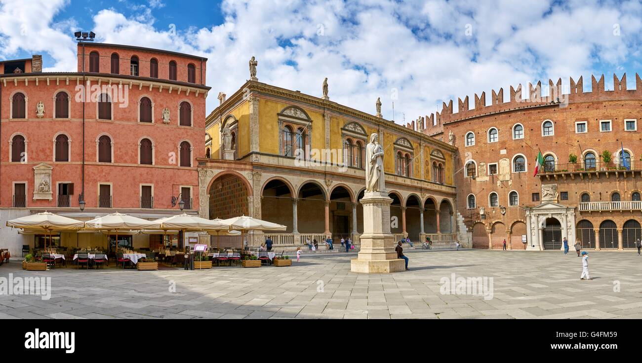 La Piazza dei Signori, la vieja ciudad de Verona, Región de Véneto, Italia Foto de stock