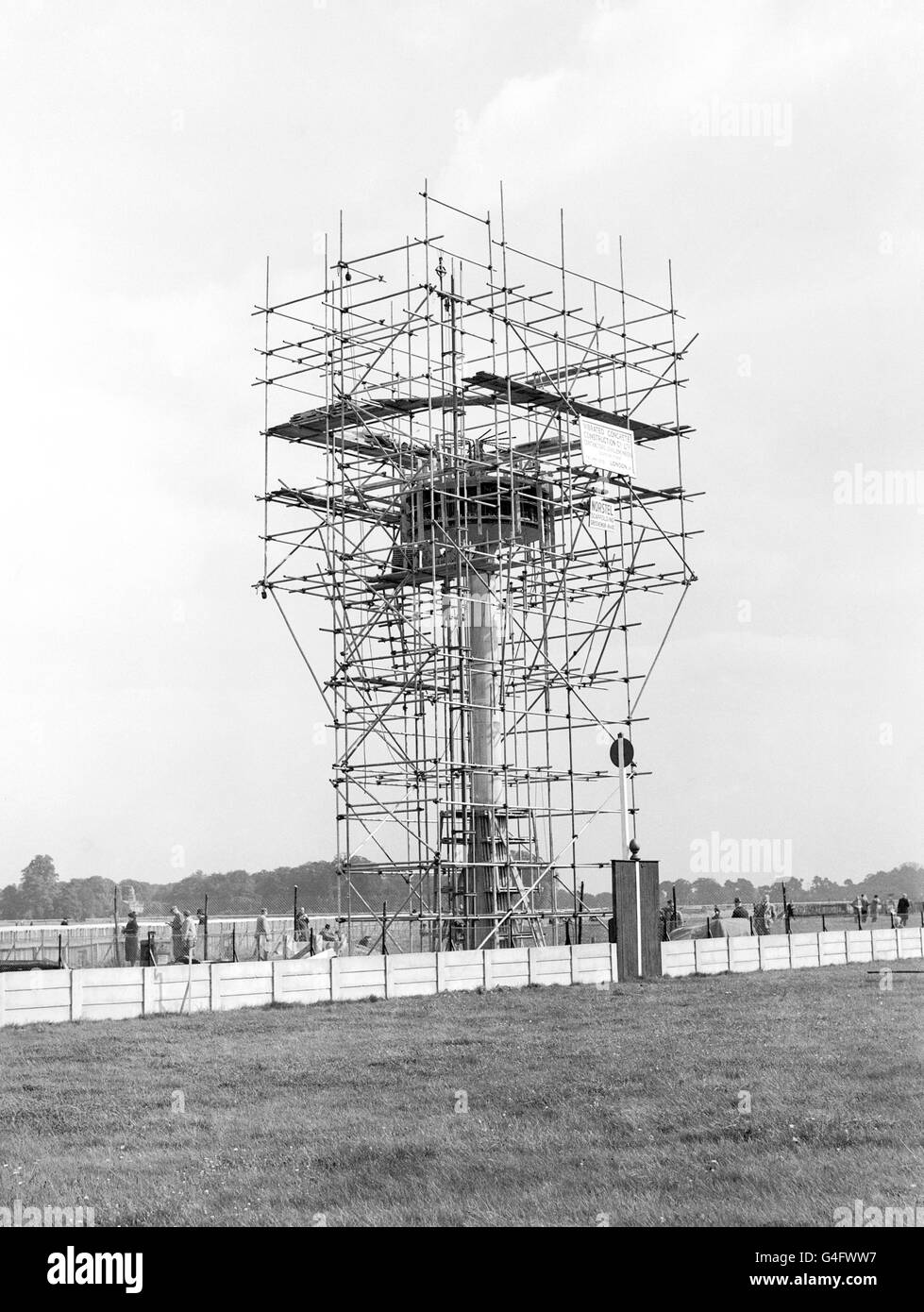Carreras de caballos - Finish Tower Construction - Hipódromo de Kempton Park. La torre de hormigón que se está erigiendo en Kempton Park para una cámara de acabado fotográfico Foto de stock