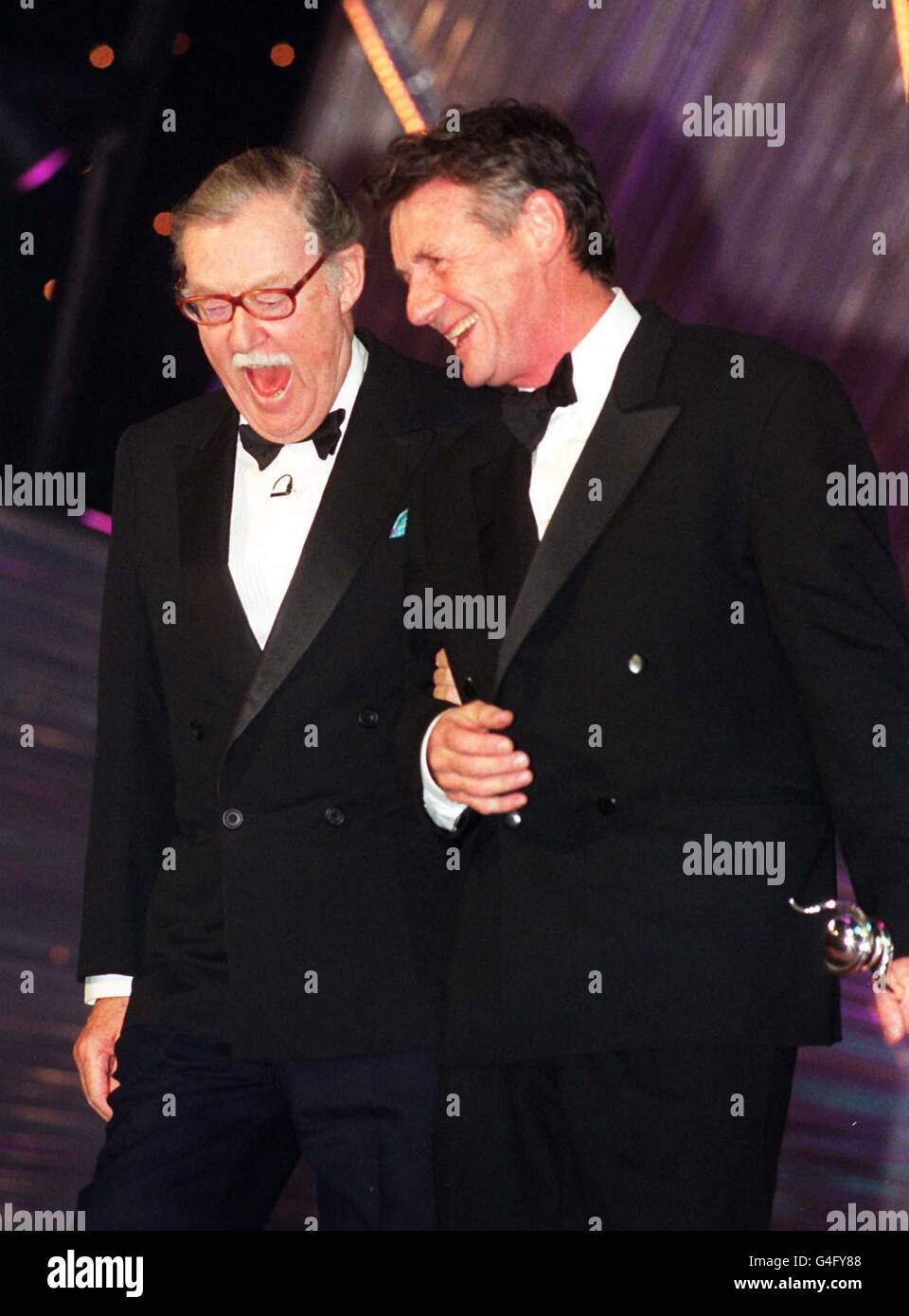 Alan Wicker (izquierda) presenta los Premios Nacionales de TV para la Serie  Documental Más Populares - Círculo Completo a Michael Palin, en el Royal  Albert Hall de londres esta tarde (martes). Foto