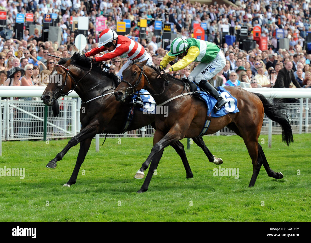 Doncaster Rover y Silvestre De Sousa (izquierda) batieron por poco tiempo a Majestic Myles y Paul Hanagan para ganar las Stakes de Debenhams City of York durante el Festival Ebor 2011 en el hipódromo de York. Foto de stock