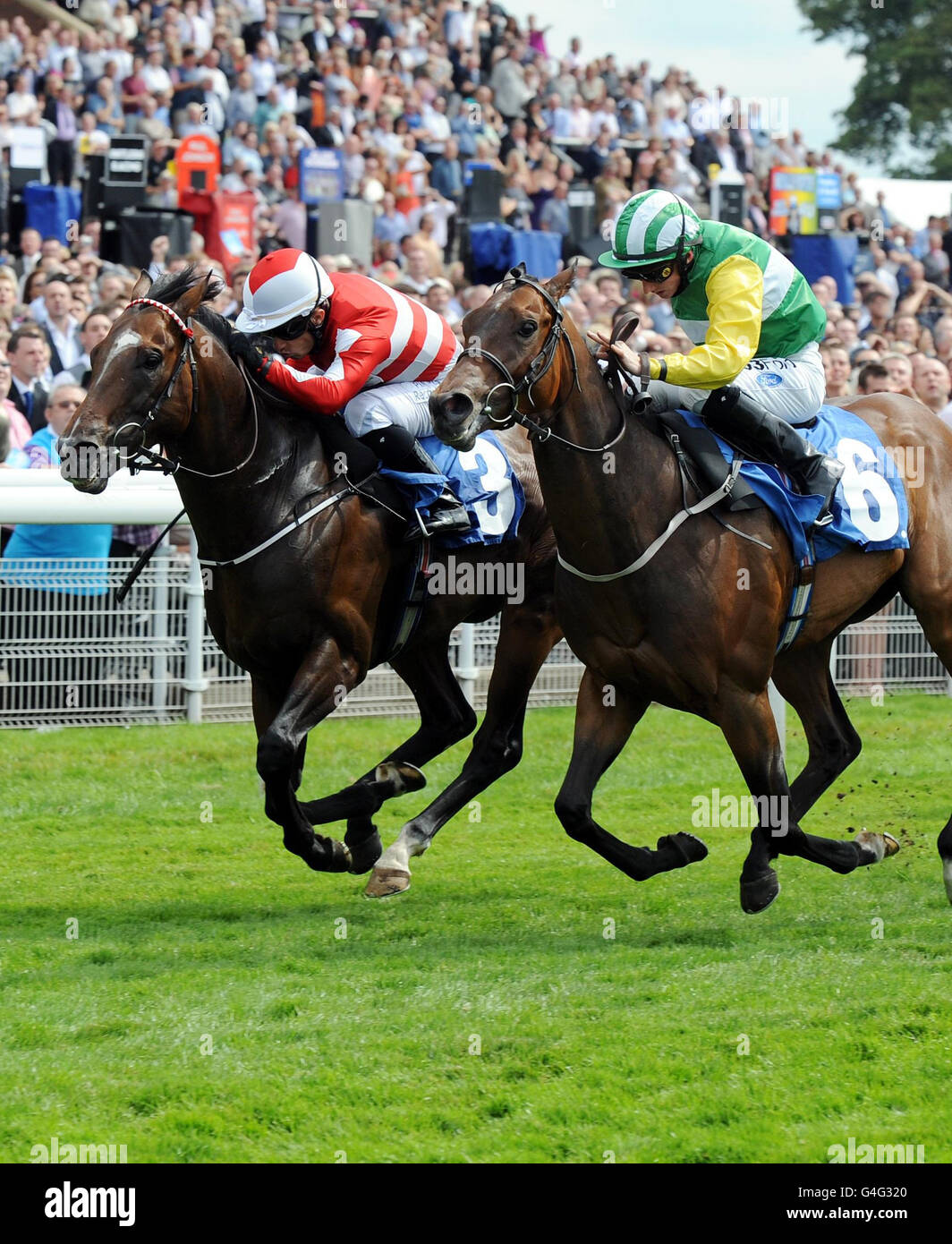 Doncaster Rover y Silvestre De Sousa (izquierda) batieron por poco tiempo a Majestic Myles y Paul Hanagan para ganar las Stakes de Debenhams City of York durante el Festival Ebor 2011 en el hipódromo de York. Foto de stock