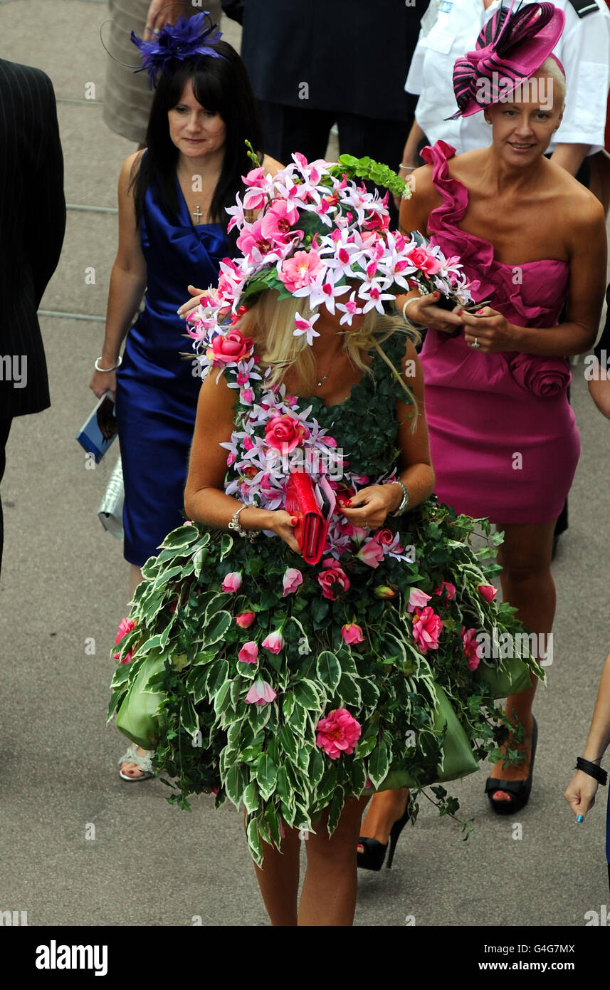 Carreras de caballos - Ebor Festival 2011 - Darley Yorkshire Oaks & Ladies Day - Hipódromo de York. Este inusual conjunto floral demostró ser un girador de la cabeza en la muchedumbre grande durante el Festival de Ebor 2011 en el hipódromo de York. Foto de stock