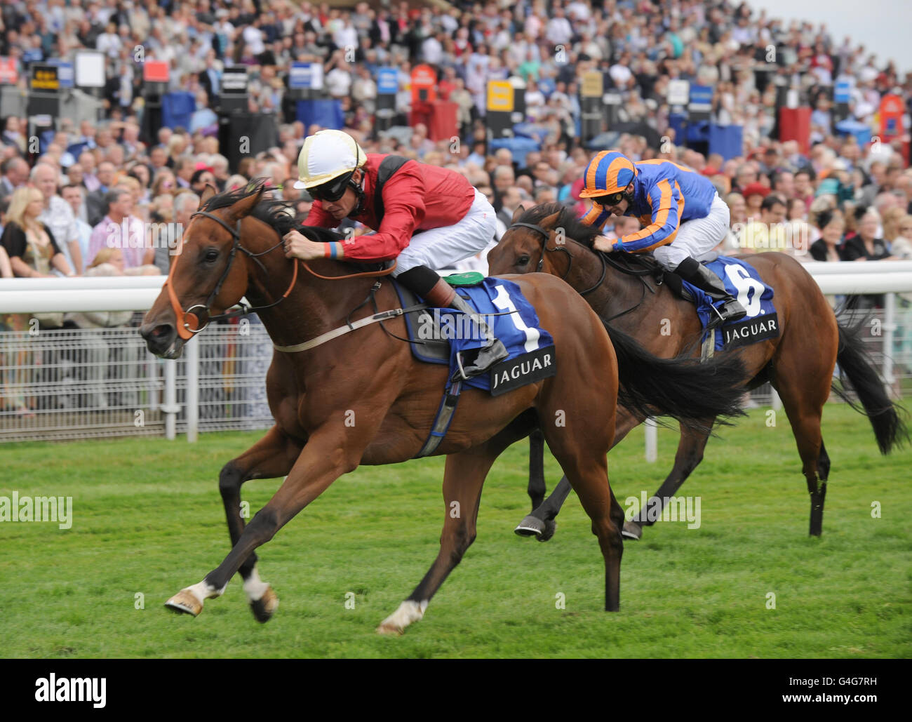 Los mejores términos de Richard Hughes ganan los Jaguar Cars Lowther Stakes durante el Festival Ebor 2011 en el hipódromo de York. Foto de stock