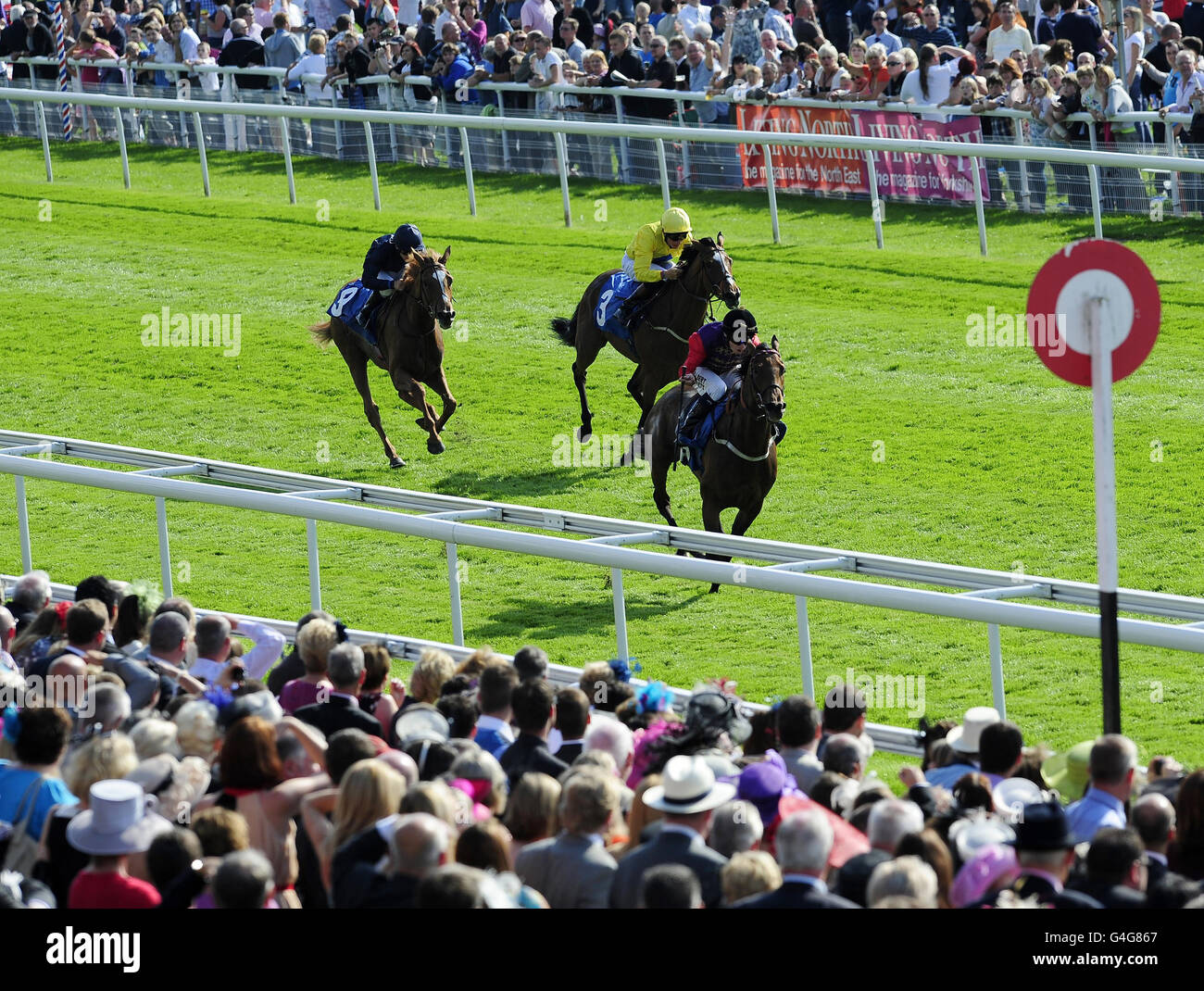 En Música propiedad de HM The Queen y montado por Jamie Spencer gana la EBF Selkirk Galtres Stakes durante el Festival Ebor 2011 en el hipódromo de York. Foto de stock