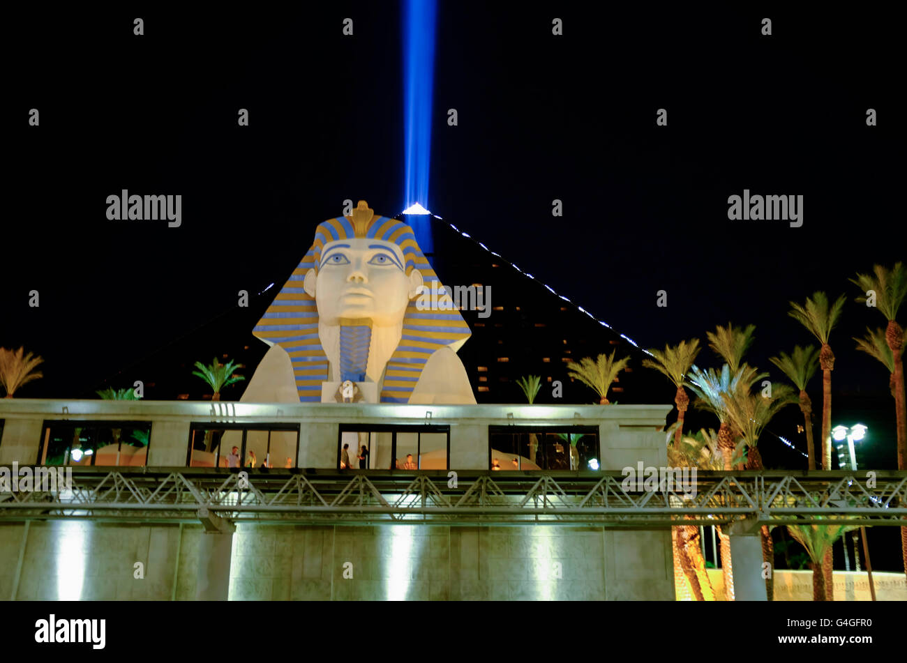 Luxor Hotel & Casino / Vista nocturna de Las Vegas, Nevada, EE.UU. Foto de stock