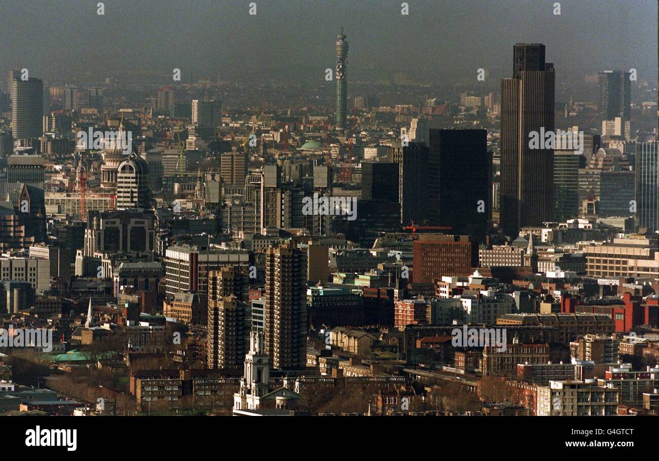 Una vista panorámica de Londres desde la cima de Canary Wharf en los Docklands de Londres. Incluye la Nat West Tower (gran edificio negro, a la derecha), la BT Tower (centro) y la Catedral de San Pablo, (cúpula, a la izquierda). Foto de stock
