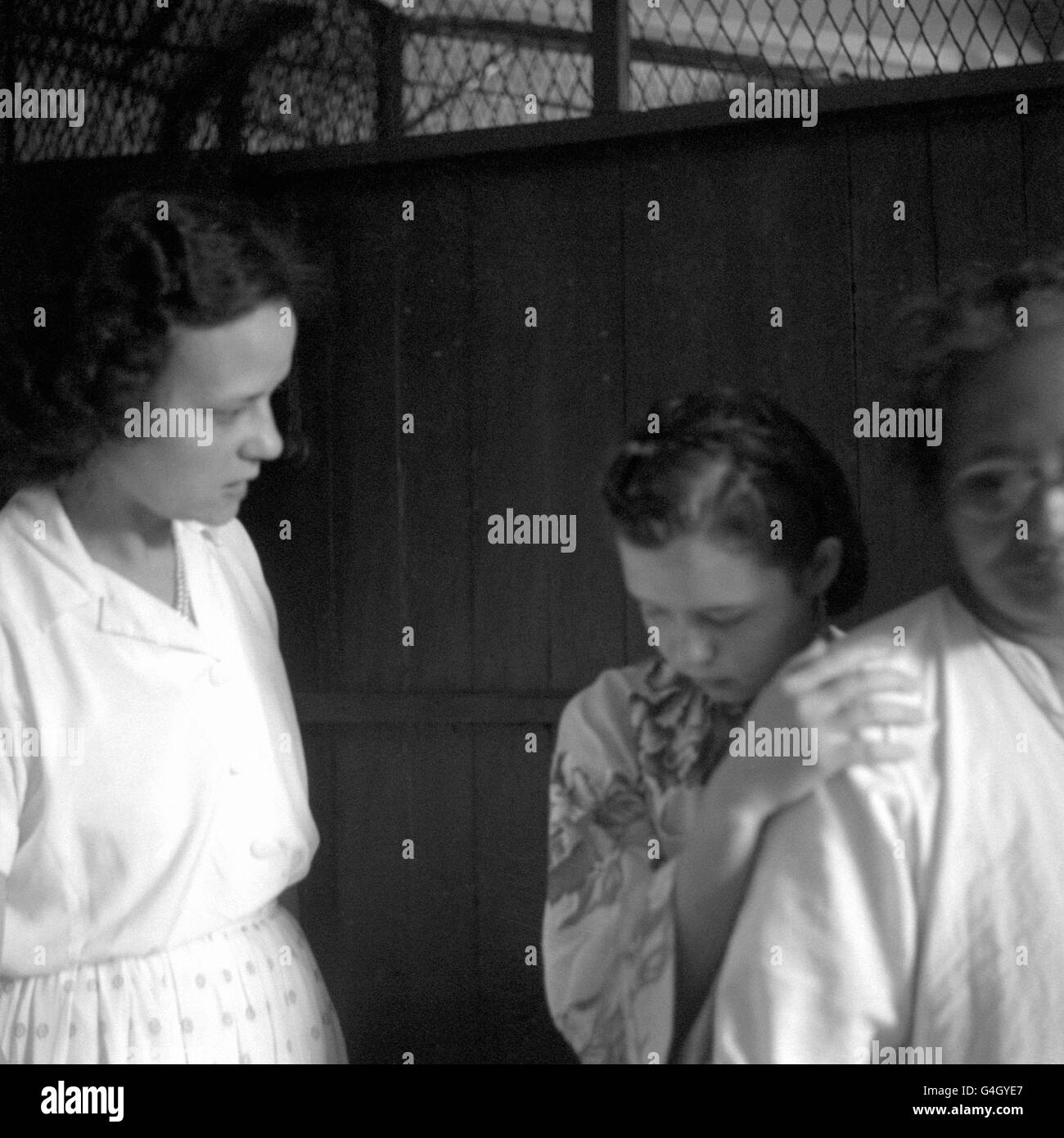 Interés humano - 13 años de edad, niña del matrimonio - Singapur Foto de stock