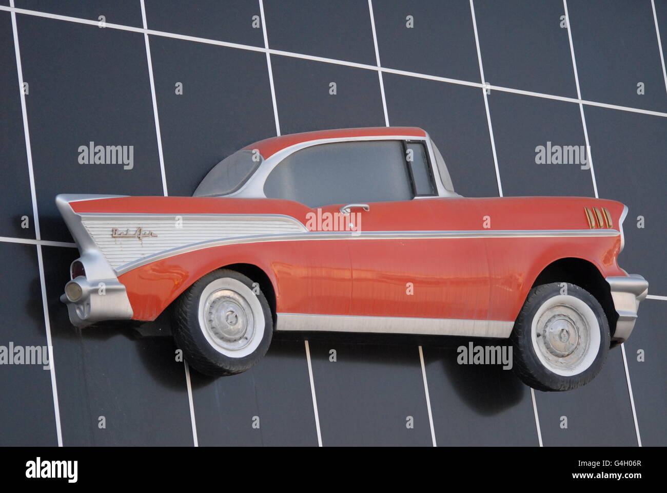 Maqueta de coches clásicos en la pared de la tienda de repuestos Fotografía  de stock - Alamy